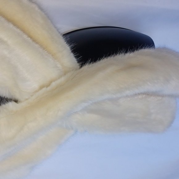 Vintage Faux Fur wrap, beautiful, well made, feels like real, but no tags, satin - Picture 2 of 8